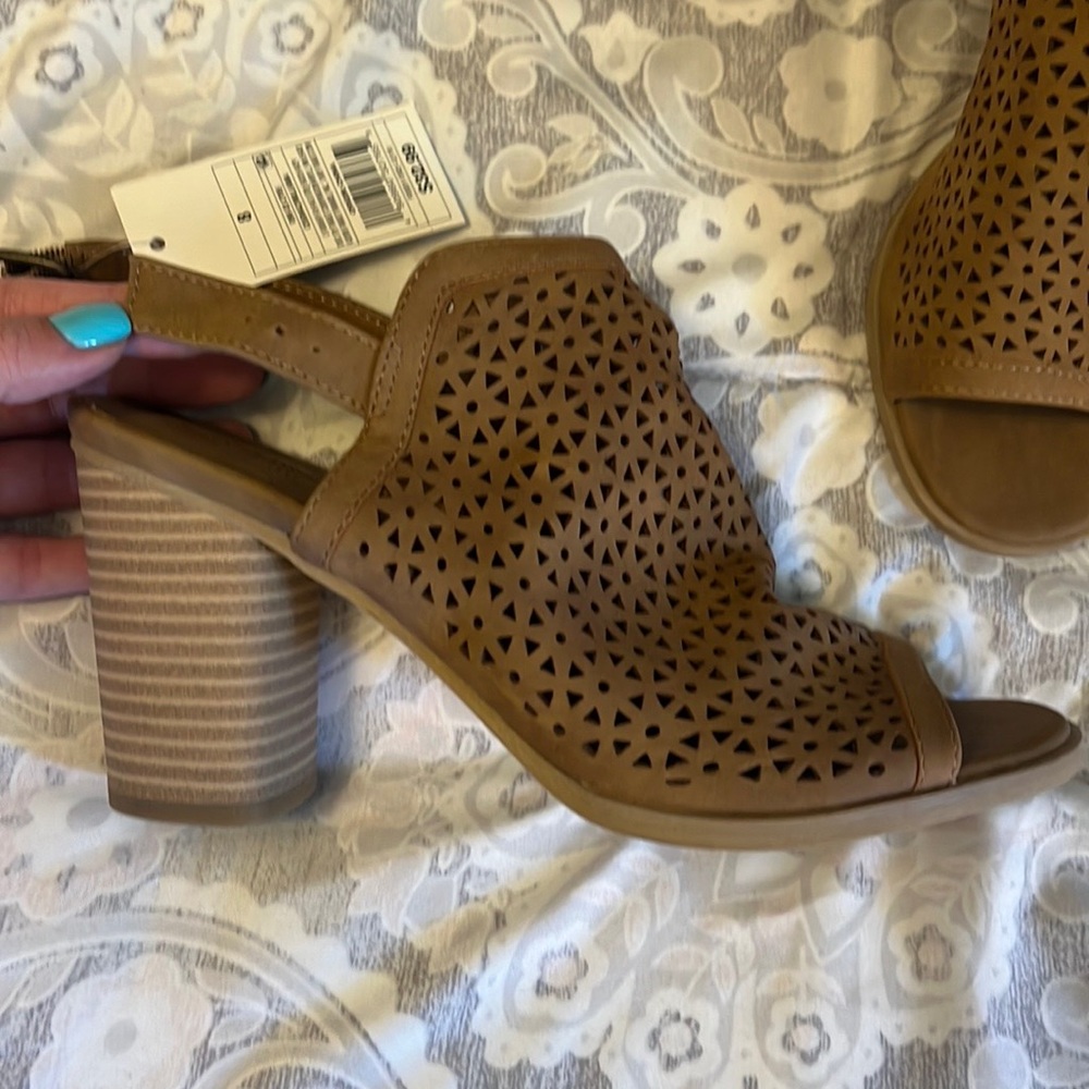 NWT Universal Threads Sandals